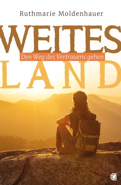 Wie ein Wind weht die Sehnsucht Gottes nach Freundschaft und Intimität mit Menschen über diese Erde und macht uns hungrig, ihn zu finden. So erlebte es Ruthmarie Moldenhauer. „Lebe von ganzem Herzen …“, waren die Worte, die sie eines Morgens von Gott hörte. Die Folge: Echte Begegnung mit Gott, mit seiner Liebe und Güte, veränderte sie und ließ sie immer besser seine Stimme hören. Es war ein „Weites Land“, das Gott ihr eröffnete, und trotz vieler Höhen und Tiefen, trotz Krankheit und Leid durfte sie erfahren: Gott ist immer gut! Damit ermutigt sie uns, unsere eigene Reise in das hinein anzutreten, was Gott für uns vorbereitet hat. Der meditative Schreibstil der Autorin macht es leicht, sich im Herzen mit ihr zu verbinden und dabei das eigene Herz als Tor zu diesem weiten Land zu entdecken. Inmitten unseres Alltags landen wir beim Lesen in einer Oase des Friedens, den man in das tägliche Leben mitnehmen kann.