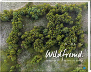 Berndt Fischers Bildband „Wildfremd“ wirkt wie eine fotografische Offenbarung der ­Naturschönheit. Der renommierte Fotograf und Autor zahlreicher Bildbände eröffnet dem ­Betrachter den Blick auf heimliches und kostbares Leben in Wald und Wiese, Moor und Heide. Die vielfältigen Landschaften entlang der bayrisch-tschechischen Grenze und deren Naturgeheimnisse sind wie Bühnenbilder in Szene gesetzt, in perfekter Ästhetik und Symbolik. Bayern und Böhmen sind verbunden durch ­Geschichte und gemeinsamer Teilhabe an einzigartiger Natur, die es zu bewahren gilt und die ihren Ausdruck gefunden hat in einem deutsch-tschechischen Buch. In feinsinnigen Texten und einzigartigen Fotografien spürt der Autor, Zeit seines Lebens intimer Kenner des Grenzlandes, dem Wesen der archaischen, grenzenlosen, wilden und anmutigen Natur nach.