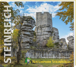 Endlich wieder lieferbar: das Buch über den Steinwald, einen der kleinsten Naturparks Bayerns! Eingbettet zwischen Fichtelgebirge und Oberpfälzer Wald liegt der Naturpark Steinwald im Norden der klimatisch rauen Oberpfalz. In Millionen von Jahren haben Wind und Wetter aus dem harten Granitgestein imposante Felsburgen herausmodelliert. Weithin sichtbar ragen aus den dunklen Waldwipfeln der Oberpfalzturm und die Burgruine Weißenstein hervor, die Wahrzeichen des Naturparks. Ein umfangreiches Wander- und Radwegenetz durchzieht den Naturpark, darunter die Fernwanderrouten Goldsteig und Fränkischer Gebirgsweg sowie Fichtelnaab- und der Steinwaldradweg. Sie führen zu Hochmooren, rauschenden Bergbächen, eindrucksvollen Felstürmen und anderen bezaubernden Plätzen. Auf der Platte (946 Meter) bietet der Oberpfalzturm einen faszinierenden Rundblick über den Steinwald, der sich seit 2021 auch Qualitätsnaturpark nennen darf. Fotograf Siegfried Steinkohl war für dieses Buch jahrelang mit seiner Kamera auf Fotopirsch. Er zeigt auf Hunderten von Aufnahmen, warum der Steinwald ein Juwel der bayerischen Naturparklandschaft ist. Textautor Wolfgang Benkhardt verrät in der aktualisierten und erweiterten Neuauflage, warum der Name Steinwald eigentlich gar nichts mit Steinen zu tun hat, wie es dazu kam, dass in der Region ausgestorbene Tiere zurückgekehrt sind und wie wertvoll die Arbeit der Ranger für den Steinwald ist. Ein Buch, das nicht nur informiert, sondern auch Lust darauf macht, den Steinwald selbst zu entdecken.