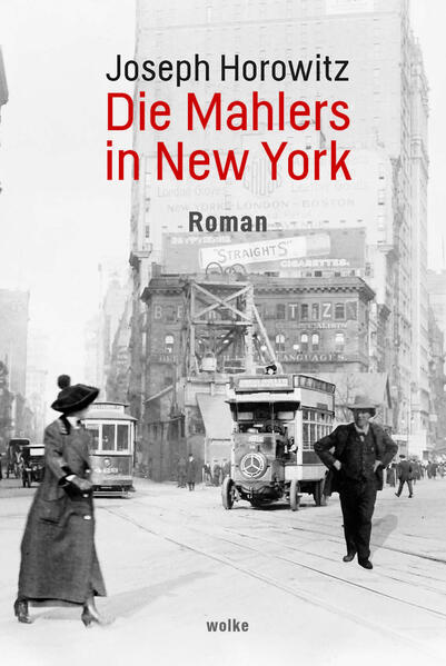 Gustav Mahler war nicht für New York geschaffen ... er hatte Wichtigeres zu tun. „Überzeugend und fair. Es ist erfrischend, dieses Kapitel der Biographie Gustav Mahlers aus einer amerikanischen Perspektive zu sehen, geschrieben von jemandem, der nicht automatisch zugunsten Europas voreingenommen ist.“ Karol Berger, Autor von Beyond Reason: Wagner contra Nietzsche „Joe Horowitz’ Die Mahlers in New York porträtiert Mahler mit mehr Kraft und Schärfe als jeder andere. Das Buch ist in einem Spinnennetz aus Reichtum, Macht und Intrigen in New York City angesiedelt und so zutiefst persönlich und intim geschrieben, dass es manchmal schmerzhaft ist, es zu lesen - so nah an Mahler und seiner Frau dran zu sein. Ich konnte nicht widerstehen, einige Passagen mehrmals zu lesen. Die Geschichte von Gustav Mahlers Leben - und seiner Frau Alma, der „schönsten Frau Wiens“ - hat alle fasziniert, die seine Musik hören wollten. Er ist ein Kultheld, der Inbegriff eines noch unbekannten Künstlers. Wie kann man ein solches Leben adäquat einfangen? Nur in der historischen Fiktion. Dies ist ein Buch für Menschen, die Mahler lieben und sich danach sehnen, ihn näher kennenzulernen (und das sind Millionen) - ein wahrhaftigerer, menschlicherer Mahler, als wir ihn je zuvor erlebt haben. Auch Alma ist fabelhaft gezeichnet, mit all ihrer Liebe und Antipathie gegenüber ihrem Mann. Und Die Mahlers in New York öffnet auch ein neues und erstaunliches Fenster zu Mahlers Musik.“ JoAnn Falletta, Musikdirektorin des Buffalo Philharmonic Orchestra „Horowitz hat zwei der überzeugendsten fiktiven Porträts der klassischen Musik geschaffen ... [er] hat uns Mahler und seine Frau Alma näher gebracht als jeder andere Autor, den ich gelesen habe.“ Clive Paget, Musical America