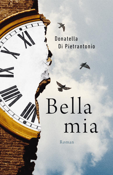 Als 'Bella mia' besingt ein Volkslied die Stadt L’Aquila in den Abruzzen - 2009 legt ein Erdbeben sie in Schutt und Asche, tötet Menschen, reißt Familien auseinander. In einer der Behelfsunterkünfte, die bald die einzige Normalität darstellen, versuchen drei Menschen, den Weg zurück ins Leben zu finden: die Erzählerin Caterina, deren Zwillingsschwester Olivia umkam, als sie noch kurz in das einstürzende Haus zurücklief, Marco, Olivias heranwachsender Sohn, der nach dem Verlust niemanden mehr an sich heranlässt, und die alte Mutter, die sich um alle kümmern will und doch selbst am meisten Hilfe braucht. Wie soll man einem schweigsamen, störrischen Jugendlichen plötzlich Ersatzmutter sein, wie den eigenen Gefühlen wieder trauen und die Sicherheit finden, sich auf Neues einzulassen? Behutsam, über kleine Gesten und auf ganz unterschiedlichen Wegen finden die drei allmählich aneinander Halt und den Mut, der Willkür und Vernachlässigung durch die Behörden zu trotzen und ihr Leben selbst in die Hand zu nehmen. Ein eindringlicher Roman über Verlust und verschüttete Gefühle, aber auch über die Kraft, sich neu zu erfinden.