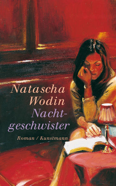 Natascha Wodin erzählt in betörenden Bildern von einer Liebe und ihrer Unmöglichkeit. Zu unterschiedlich sind die Welten, die Erfahrungen, die Bedürfnisse der Protagonisten. Zu groß ist die Verstörung. Ihrer beider Leben ist das Schreiben, die Nacht. Das ist es, was von ihrer Liebe bleibt. »Ich wusste sofort, dass ich auf etwas Großes gestoßen war, auf etwas Einmaliges, auf einen Dichter, wie es sie zu allen Zeiten nur vereinzelt gegeben hat.« Ein Bändchen mit Gedichten, eher zufällig mitgenommen in einer Buchhandlung, ist der Auslöser für eine leidenschaftliche Liebesgeschichte, eine Obsession, eine quälende Verstrickung. »Schon von den ersten Zeilen ging eine Kraft aus, ein Licht, eine Dunkelheit, ein Schmerz, eine Schönheit, eine Wucht« - so erzählt die Frau, die die Gedichte liest -, »dass sich die Welt in einem einzigen Augenblick für mich verändert hat, weil es in ihr jetzt diese Stimme gab.« Die Stimme des Seelenverwandten, die Stimme eines Verlorenen. Aber auch eines Gefundenen. Denn nun setzt sie alles in Bewegung, um den Autor dieser Gedichte zu treffen, der unerreichbar ist im anderen Teil Deutschlands. Sie schreibt, sie ruft an. Und als er eines Tages tatsächlich kommt, wird ihr Traum wahr. Und zum Albtraum. Denn der Mann, der kommt und bleibt, ist anders, als sie ihn sich erfunden hat. Natascha Wodin erzählt in betörenden Bildern von einer Liebe und ihrer Unmöglichkeit. Zu unterschiedlich sind die Welten, die Erfahrungen, die Bedürfnisse. Zu groß ist die mitgebrachte Verstörung. Seine Existenz und ihrer beider Leben ist das Schreiben, die Nacht. Das ist es, was von ihrer Liebe bleibt.