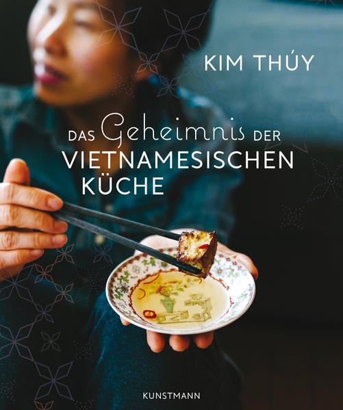 Rezepte werden in Vietnam wie ein Schatz gehütet. Sie sind das Geheimnis der Vietnamesinnen, in ihnen zeigt sich die Liebe zu ihrer Familie. Kim Thúy teilt mit uns in diesem Kochbuch die Familienrezepte, die ihr ihre Mutter und ihre Tanten anvertraut haben. »In dem Moment, wo man die Schwelle eines vietnamesischen Hauses überschritten hat, wird man mit Variationen ein und derselben Frage bombardiert: ›Hast du schon gegessen?‹, ›Möchtest du etwas essen?‹, ›Komm, wir essen‹ , ›Iss einen Happen‹, ›Ich habe noch ein Huhn im Ofen‹…« In Vietnam spricht man nicht über seine Gefühle, man transportiert sie über das Essen, schreibt Kim Thúy in der Einleitung zu diesem ungewöhnlichen Kochbuch, das uns die vietnamesische Küche in ihren Grundlagen und vielen Köstlichkeiten ins Haus bringt. Mit solidem Basiswissen fängt es an: den verschiedenen Sorten von Reisnudeln, den speziellen Kräutern, den Gemüsen, den Früchten, den Reisfladen und den Varianten der Saucen, vor allem der Fischsauce. Dann kommen die Suppen, für die die vietnamesische Küche berühmt ist, das Gebratene: Fisch und Fleisch, die Gemüsegerichte und die Salate, das Gegrillte und Frittierte, das Gebackene, die Desserts und die Snacks. Von der süß-sauren Suppe Canh Chua Cá über karamelisiertes Schweinefleisch Thit Ram zu den gegrillten Auberginen auf Vietnamesische Art Cà Tìm Nu’ò’ng und den frittierten Bananen Chòi Chièn - es wird schwerfallen, sich zwischen diesen Köstlichkeiten zu entscheiden.