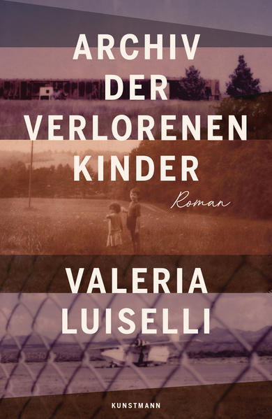 Eine Familie aus New York bricht zu einer Reise auf. Das Ziel ist Apacheria, das Land, in dem einst die Apachen zu Hause waren. Gleichzeitig sind Tausende von Kindern aus Südamerika auf dem Weg in den Norden. Meisterhaft verknüpft Archiv der verlorenen Kinder Reise und Flucht zu einem vielschichtigen Roman voller Echos und Reflektionen. Eine Mutter, ein Vater, ein Junge und ein Mädchen packen in New York ihre Sachen ins Auto und machen sich auf in die Gegend, die einst die Heimat der Apachen war. Sie fahren durch Wüsten und Berge, machen Halt an einem Diner, wenn sie Hunger haben, und übernachten, wenn es dunkel wird, in einem Motel. Das kleine Mädchen erzählt Witze und bringt alle zum Lachen, der Junge korrigiert jeden, der etwas Falsches sagt. Vater und Mutter sprechen kaum miteinander. Zur gleichen Zeit machen sich Tausende von Kindern aus Zentralamerika und Mexiko nach Norden auf, zu ihren Eltern, die schon in den USA leben. Jedes hat einen Rucksack dabei mit einem Spielzeug und sauberer Unterwäsche. Die Kinder reisen mit einem Coyote: einem Mann, der ihnen Angst macht. Sie haben einen langen Marsch vor sich, für den sie sich Essen und Trinken einteilen müssen. Sie klettern auf Züge und in offene Frachtcontainer. Nicht alle kommen bis zur Grenze. Mit literarischer Virtuosität verknüpft Valeria Luiselli Reise und Flucht zu einem vielschichtigen Roman voller Echos und Reflektionen, zu einer bewegenden und brandaktuellen Geschichte darüber, was Flucht und was Menschlichkeit bedeuten in einer Welt, die aus den Fugen geraten ist.