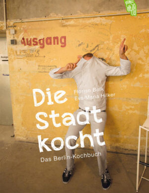 "Die Stadt kocht" ist eine Momentaufnahme Berlins, der Stadt, in der es die aufregendste und innovativste Küche gibt. Die Stadt kocht - das ist wortwörtlich zu verstehen. Denn wie im Zeitraffer hat sich eine zweckmäßige Kochkunst innerhalb kürzestern Zeit zu einer Küche gemausert, die internationale Vergleiche nicht fürchten muss. Berlin hat etwas aus seiner historischen Einmaligkeit gemacht. Sei es die Bandbreite der Kücheneinrichtungen, die Vielschichtigkeit der hohen Kochkunst, seien es die EInflüsse aus West- und Osteuropa, aus der neuen und alten Welt. In Berlin ist alles zu finden und zu schmecken. Es ist fast körperlich spürbar: der ständige Umbruch, der Rhythmus der Neugründungen, das Feilen der alten Hasen an noch exquisiteren Speisen - und der Rhythmus wird immer schneller. Internationale Stars wie Kolja Kleeberg oder Tim Raue präsentieren im Buch ihre Ideen ebenso wie junge Newcomeroder Pop-Up-Formate wie der Speisenclub Neukölln.