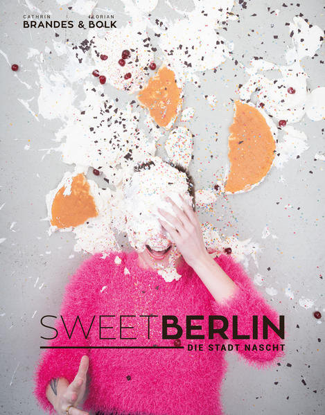 Nach den beiden Bänden von Berlin „Die Stadt kocht“, hat sich ein neues Buch mit dem Titel „Sweet Berlin - Die Stadt nascht“ geradezu aufgedrängt. Wir widmen es allen Schleckermäulern, Naschkatzen und Süßschnäbeln, die in Berlins süße Welten genussvoll abtauchen möchten. Vier großartige Botschafter des Schlaraffenlandes haben je ein Kapitel von „Sweet Berlin - Die Stadt nascht“ persönlich kuratiert. Pamela Dorsch, die Gründerin des Naschmarkts, Anne Seubert, aka die Kekstesterin, der Radiomoderator Johannes Paetzold und der Süßkramdealer Martin Hesse verzuckerten uns mit ihrer Kenntnis der süßen Szene Berlins die Arbeit am Buch. Wie mit einer roten Kirsche haben Sommeliers und Weinhändler der Stadt jedes Kapitel mit einer Auswahl bester Süß- und Schaumweine garniert. Wir haben mit allen genascht und gelacht, wir haben fotografiert und probiert und wir können bestätigen: Die süße Szene in Berlin lebt, pulsiert, boomt und ist unfassbar köstlich.