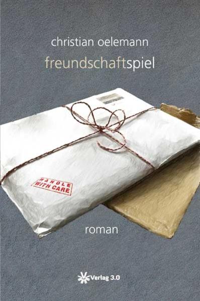 Dieter Lange ist ein erfolgreicher Schriftsteller, der aber die Öffentlichkeit meidet. Als ihm ein wichtiger Preis verliehen wird, flieht er gemeinsam mit seinem Enkel Hendrix in die Anonymität eines kurzen Urlaubs auf dem Lande. Hendrix, der ebenfalls Schriftsteller werden möchte, geht bei seinem Großvater in die Lehre. Angeregt von einem Schreibspiel lernt er die gleichaltrige Buchhändlertochter Sarah kennen, der nachgesagt wird, dass sie über heilende Hände verfüge. Als angehender Schriftsteller interessiert sich Hendrix zunächst vor allem für diese Hände, dann jedoch nach und nach für den ganzen Menschen Sarah. Erstmalig ist er verliebt. In diesen Tagen lernt auch Dieter Lange eine Frau kennen, die ihn bereits seit Jahren verehrt. Ihn trifft das Verliebtsein nicht weniger heftig als seinen Enkel. Über diese Tage auf dem Land schreibt Hendrix sein erstes Buch, das er dem Großvater widmet.