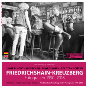 Grauschleier und Kohlegeruch sind Geschichte, Friedrichshain-Kreuzberg ist hip, bunt und die Entwicklung von mehr als zwei Dekaden ist so rasant wie herausfordernd. Ein Grund, erstmalig neue Fotografien von acht Fotokünstler*innen aus beiden Bezirksteilen zu präsentieren, die die Veränderungen des Stadt­raumes dokumentieren, der schon seit den 70er-Jahren mystische Strahlkraft besitzt. Vom Armenhaus Berlins zum schicken, attraktiven und teuren Szene-Bezirk, von Schmuddelkiezen zu Partymeilen, von Politparolen und Kunst am Bau zu Street Art und Murals, von Gewaltdemos zu Myfesten, von versteckten Treffpunkten zur offenen selbstbewussten Queer-Community, vom Sterben der Eckkneipen und der Ausbreitung von Cocktail-Bars. Im Mittelpunkt stehen die Menschen, die diesen Stadtraum mit ihrem Leben füllen, das oft ein fantasievoller Kampf ums Überleben ist. Kein Material für Stadtmarketing. Ungeschönt.