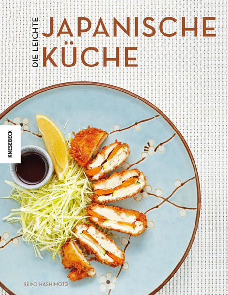 Japanisch kochen ganz einfach In diesem Kochbuch widerlegt Reiko Hashimoto den Mythos, dass japanische Küche kompliziert und schwer zugänglich ist und stellt japanische Gerichte für einen leichteren und nachhaltigen Lebensstil vor. In über 100 köstlichen Rezepten erkundet sie die gesundheitlichen Vorteile der japanischen Küche - ein schlanker Körper, stabile Blutzuckerwerte, beweglichere Gelenke und eine längere Lebenserwartung - und wirft einen Blick in die japanische Speisekammer. Das Buch eignet sich für Einsteiger und fortgeschrittene Köche, denn es ermutigt den Anfänger durch gut nachvollziehbare Rezepte und Schritt-für-Schritt-Anleitungen und bietet erfahrenen Freunden japanischer Küche gesunde Alternativen zu ihrem Repertoire. Viele Gerichte lassen sich mit ähnlichen Zutaten zubereiten, von denen die meisten problemlos im örtlichen Supermarkt zu bekommen sind. Lernen Sie im Kapitel „Basics und Saucen“ wie Sie die wichtigsten Grundrezepte selbst zubereiten können. Danach können Sie zwischen kleinen Happen, Reis- oder Nudelgerichten, Fisch, Meeresfrüchten, Fleisch und Geflügel, verschiedenen Gemüsegerichten oder auch Speisen mit Tofu und Eiern auswählen. Außerdem gehen separate Kapitel auch auf die Zubereitung von Nabe und Sushi und typische japanischen Süßspeisen wie Mochi ein. Diese und weitere Rezepte finden Sie in Die leichte japanische Küche: Kleine Happen: Erbsen-Ingwerfrikadellen