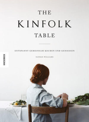 Das Kochbuch zum Magazin Kinfolk Ganz im Stil des erfolgreichen Lifestyle-Magazins Kinfolk legt The Kinfolk Table den Schwerpunkt auf das gemeinsame Essen in guter und entspannter Gesellschaft, bei dem die Stunden wie im Flug vergehen, sich Gespräche ganz natürlich ergeben, beim Kochen alle mithelfen und am Ende jeder erfüllt nach Hause geht. The Kinfolk Table ist eine Sammlung von 85 köstlichen, einfach nachzukochenden, aber nicht weniger kreativen Rezepten, die zusammen mit der Familie und mit Freunden genossen werden können. Kreative Köche aus der ganzen Welt, darunter aus Brooklyn, Kopenhagen, Kanada und dem englischen Umland stellen ihre Lieblingsrezepte vor, die sie gerne mit anderen teilen. Persönliche Porträts der Protagonisten runden dieses wunderbar gestaltete Kochbuch ab. Die Sehnsucht nach einer Rückkehr zum entschleunigten Leben The Kinfolk Table wird das Herz aller Design-Fans und passionierter Gastgeber höher schlagen lassen. Das Zusammenspiel aus köstlichen Rezepten, ästhetischer Food-Fotografie und stilvollen Einblicken in die Küchen der Protagonisten wird Sie für Ihre nächste Dinnerparty sicherlich nachhaltig inspirieren. Einige der Rezeptvorschläge sind erfrischend einfach, wie zum Beispiel frische Muscheln vom Grill oder eine halbe Melone gefüllt mit Joghurt und Honig. Andere nehmen vielleicht etwas mehr Zeit und Geduld in Anspruch, wie beispielsweise Ingwereis mit Kumquat-Kompott oder die perfekt geschmorte Kalbsschulter. Auch dänische, asiatische oder mexikanische Aromen sind in die Rezepte eingeflossen, aber auch klassische Feel-Good-Rezepte wie Süßkartoffel-Quinoa-Burger, Kimchi-Couscous oder gewürztes Rohschokoladenmousse dürfen in diesem Buch nicht fehlen. In The Kinfolk Table trifft klares Design auf fantastische und doch leicht umzusetzende Gerichte für Freunde und Familie. Dem nächsten gemeinsamen kulinarischen Zusammenkommen steht mit The Kinfolk Table nichts mehr im Weg.