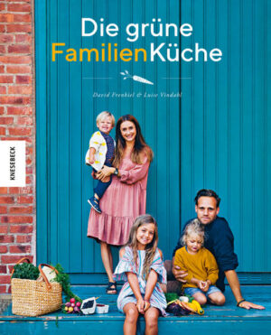 Langweiliges Gemüse war gestern: Hier kommt die kreative vegetarische Familienküche Vielen Familien fällt es schwer, jeden Tag eine gesunde Mahlzeit auf den Tisch zu zaubern. David Frenkiel und Luise Vindahl wollen das mit diesem Familienkochbuch ändern: Mit Dino-Burgern, Regenbogenpfannkuchen und Sushi-Burrito-Rollen kommt nicht nur abwechslungsreiches Essen, sondern auch Spaß auf den Familien-Esstisch. So gehören "Mag ich nicht" und Gemüsestreiks endgültig der Vergangenheit an! Ob Alltagsküche, Party-Food, Lunchbox oder Snacks - die über 70 unkomplizierten vegetarischen Rezepte, inspiriert von Gerichten aus aller Welt, eignen sich perfekt zum Nachkochen mit Kindern und lassen sich durch kleinere Upgrades mühelos für Erwachsene variieren. Perfekt für den Familien-Alltag: schnelle Rezepte mit wenigen Zutaten Alle vegetarischen Rezepte in diesem Kochbuch eignen sich perfekt zum Kochen mit Kindern. Mit meist weniger als acht Zutaten ist die bunte und nahrhafte Mahlzeit in weniger als 30 Minuten fertig. Jedes Hauptgericht enthält zudem zusätzlich eine Upgrade-Option, die das Ganze interessanter für Erwachsene macht, beispielsweise Empfehlungen für schärfere Gewürze, zusätzliche Toppings oder alternative Beilagen. Für Kinder und Erwachsene müssen von nun an keine separaten Gerichte mehr zubereitet werden, sondern beide Genusswelten lassen sich kreativ miteinander vereinen. Abwechslungsreiche Inspirationen für jeden Tag In diesem vegetarischen Kochbuch finden Sie für jeden Tag und für jeden Anlass das passende Rezept. Wählen Sie Gerichte für die Alltags-Küche wie gefüllte Süßkartoffelschiffchen oder cremige Brokkolipasta. Wie wäre es mit der Kürbis-Börek-Schlange für die nächste Party? Kreieren Sie Leckeres aus der Lunchbox, beispielsweise knusprige Reispapierrollen oder getrocknete Apfelringe als Snack für Zwischendurch. Außerdem erhalten Sie nützliche Rezepte für Eingemachtes, Dressings und Toppings. Abgerundet wird die Familienküche mit Rezepten zu Gebäck und Süßspeisen wie zum Beispiel Blaubeer-Avocado-Eis oder Himbeer-Cupcakes. In diesem Familienkochbuch finden Sie jeden Tag die passende Idee für gesunde und kreative Küche, die garantiert der ganzen Familie schmeckt!