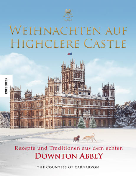 Das besondere Geschenk für Downton-Abbey-Fans! Feiern Sie Weihnachten im echten Downton Abbey - auf Highclere Castle in Hampshire. Lady Fiona Carnarvon führt Sie hinter die Kulissen der Erfolgsserie und lässt Sie teilhaben an der Adventszeit, den Vorbereitungen und den festlichen Weihnachtstagen im Schloss. Neben köstlichen Rezepten gibt sie auch Einblick in typische Traditionen, die hier noch aufrecht erhalten werden, verrät weihnachtliche Deko-Tipps und Ideen zum Geschenkeeinpacken und erzählt vom Alltag auf dem Schloss. Erfahren Sie beispielsweise, wie der sechs Meter hohe Weihnachtsbaum aufgestellt und geschmückt wird oder wie jedes Jahr ein stimmungsvoller Weihnachtsmarkt die Besucher anlockt. Freuen Sie sich mit Weihnachten auf Highclere Castle auf die schönste Zeit des Jahres! Echtes Downton-Abbey-Feeling für zu Hause Downton Abbey gehört zu den erfolgreichsten TV-Serien weltweit. Über 300 Millionen Zuschauer auf der ganzen Welt sahen die Episoden der Kultserie, die auf Highclere Castle gedreht wurde. Nun können Sie selbst eintauchen in die Welt britischer Country Houses. Ein englisches Weihnachtsfest ganz im Stil der Crawleys und Lord Granthams wird mit diesem Buch garantiert gelingen! Köstliche Rezepte für ein unvergessliches Weihnachten Lady Carnarvon verrät traditionelle Rezepte und gibt Tipps und Inspirationen aus ihrer vorweihnachtlichen Küche. Von gerösteten Maronen, Gingerbread-Lebkuchen, Glühwein und Cocktails über typisch britischen Christmas Pudding oder weihnachtlichen High Tea mit Sandwiches, Scones und Plätzchen bis zum opulenten Weihnachtsbraten mit Cranberry-Sauce - und auch ein Rezept für Shepherd’s Pie darf natürlich nicht fehlen. Ein Blick zurück auf das weihnachtliche Highclere Castle Dieses Buch erzählt von Weihnachten, wie es heute auf Highclere Castle gefeiert wird, wirft aber auch einen Blick zurück in die Geschichte historischer Weihnachtsfeiertage in dem tausend Jahre alten Schloss, an denen sich hochkarätige Gäste nach einer langen Reise durch Schnee und Kälte am Feuer wärmten und Familie und Personal nach einem arbeitsreichen Jahr zusammenkamen, um gemeinsam zu feiern. Historische Dokumente, Fotos und handschriftliche Listen lassen diese Zeit lebendig werden und berichten authentisch von der Geschichte Highcleres. Weihnachten wie auf Downton Abbey. Ein prachtvolles Weihnachtsgeschenk für Fans der Kultserie und alle, die ihr Weihnachtsfest very british feiern möchten!