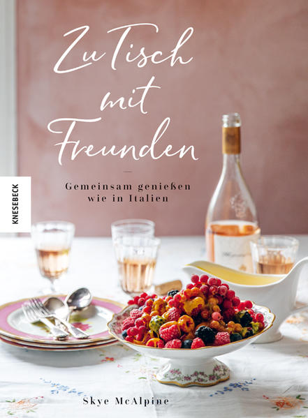 Gemeinsam italienisch kochen mit Familie und Freunden Egal ob Freunde oder Familie, spontaner Besuch oder lang geplantes Festmahl, mit Zu Tisch mit Freunden sind Sie bestens vorbereitet für ein gemeinsames Essen in Gesellschaft. Für zwei oder zwanzig Personen kochen? Ab sofort kein Problem mehr! Denn mit Hilfe der genussvollen italienischen Rezepte im Buch und den Profitipps von Gastgeberin Skye McAlpine lässt sich ganz mühelos ein entspannter und zugleich köstlicher Abend mit Ihren Gästen gestalten. Die Rezepte für Hauptgerichte, Beilagen und Desserts lassen sich ganz easy zu Menüs kombinieren, mit denen Sie Ihre Gäste garantiert begeistern werden. Für jeden Anlass das passende Rezept: Egal, ob für zwei oder für zwanzig Personen, ob Last-Minute-Abendessen oder Dinnerparty In diesem Kochbuch für Gäste finden Sie über 100 Rezepte mit mediterranem Flair, die sich für jede Gelegenheit eignen. Für das Abendessen unter der Woche, das üppige Familienfestmahl oder die lang geplante Dinnerparty finden Sie in diesem Kochbuch zahlreiche Inspirationen. Anhand der Tipps im Kochbuch lassen sich die Rezepte aus den Kapiteln Hauptgerichte, Beilagen, Desserts und Extras perfekt aufeinander abstimmen. Damit Sie Ihre Zeit optimal einteilen können, sind die Rezepte zusätzlich nach der Zubereitungsart - schnell kombiniert, auf dem Herd oder im Ofen - geordnet. So steht einem stressfreien Abend mit Ihren Gästen nichts mehr im Weg. Perfekt geplant, entspannt zubereitet, garantiert immer köstlich Versammeln Sie Ihre Freunde um den Tisch und servieren Sie mit kleinem Aufwand Gerichte die begeistern werden. Wie wäre es beispielsweise mit einem Menü aus einem knackigen Chicorée Salat mit cremigem Senf-Dressing, gefolgt von in Honig gebratenen Stubenküken und in Butter und Salbei geschmortem Kürbis, abgerundet durch einen Kaffee-Walnuss-Kuchen mit Mascarpone-Topping? Oder mit Spaghetti in cremiger Zitronensauce, gefolgt von einer himmlisch-frischen Lavendel-Honig-Panna Cotta? Begleitet werden die schmackhaften Gastgeber-Rezepte von Tipps für die perfekte Dekoration und dazu, wie man sein Menü optimal in Szene setzt, sowie stimmungsvoller Foodfotografie, die Lust aufs Nachkochen macht. Begeistern Sie bei einem gemeinsamen Essen mit den italienischen Rezepten aus diesem Kochbuch. Kochen für Gäste war nie einfacher und entspannter!