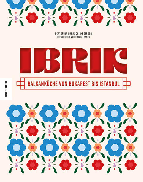 Orientalisch, mediterran, rustikal-ursprünglich: Die kulinarische Vielfalt des Balkans Der Balkan ist seit jeher ein kultureller Schmelztiegel: Hier trifft Orient auf Okzident, über Jahrhunderte entstand dadurch eine facettenreiche kulinarische Mischung. Mit über 100 Rezepten von Mezze über Hauptgerichte bis hin zu Getränken, Gebäck und Desserts, öffnet Ibrik das Tor zu den faszinierenden Kulturen und Küchen des Balkans. Von Griechenland bis Ungarn, von der Türkei bis Moldawien - hier treffen mediterrane und orientalische Aromen auf die herzhaften Gerichte aus dem Herzen Europas. Eine Hommage an die traditionelle Küche des Balkans Auf dieser kulinarischen Reise durch die Länder des Balkans begegnen Sie Klassikern, aber auch Neuinterpretationen traditioneller Rezepte. Natürlich dürfen in der Balkanküche die Kleinigkeiten, die traditionell bei der Mezze auf den Tisch gestellt und untereinander geteilt werden, nicht fehlen. Auch schmackhaft Gerichte für die ganze Familie oder eine große Runde werden serviert. Neben Fisch und Meerestieren, Fleisch und Geflügel werden zu einem großen Teil auch vegetarische Rezepte vorgestellt. Außerdem finden Sie Ideen für Eingemachtes, Fermentiertes und Gepökeltes, für selbstgemachte Brote, Backwaren und Desserts sowie Süßspeisen in diesem Balkankochbuch. Abgerundet wird das Kochbuch durch Rezepte für alkoholische und alkoholfreie Getränke. Diese und viele weitere Gerichte erwarten Sie in Ibrik: Mezze: Zacusca - rumänischer Gemüse-Aufstrich, gegrillte marinierte Sardinen, Dolmas - gefüllte Weinblätter, gebratener Halloumi mit kandierter Zitronenschale Familiengerichte: Hähnchen-Gulasch, Wolfsbarsch aus dem Ofen, mit würzigen Ofenkartoffeln, Pide mit drei Käsesorten, Mititei - rumänische Cevapcici vom Grill Eingemachtes und Gepökeltes: fermentierte scharfe Rote Beten, Pastrami - gepökeltes Rindfleisch, Hagebuttenkonfitüre Brot und Backwaren: Pitabrot, Knoblauch-Brioche, Babka-Kuchen, Tsoureki - griechischer Hefezopf Desserts: Frischkäsekrapfen, Halva-Kekse, Baklava - türkisches Blätterteiggebäck Getränke: Socata - rumänischer Holunderblütensirup, Kaffee aus der Ibrik-Kanne Eine kulinarische Reise in die Länder Südosteuropas Die moderne und farbenfrohe Foodfotografie zusammen mit folkloristischen Illustrationen lassen die Gastfreundschaft des Balkans auf dem Teller lebendig werden. Ibrik besinnt sich auf Traditionen zurück, ohne dabei die Gegenwart aus den Augen zu verlieren und zeigt, wie viel der Balkan kulinarisch zu bieten hat. Entdecken Sie die Küche des Balkans!