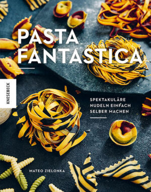 Pasta mit Wow-Effekt ganz einfach zu Hause selber machen Gestreift, gepunktet, rot, grün, gelb, schwarz und in jeder erdenklichen Form - Pasta Man Mateo Zielonka zeigt in diesem Nudelbuch, wie man wahrlich originelle und spektakuläre Pasta zu Hause selbst herstellen kann. Schritt für Schritt erklärt er, wie gestreifte Farfalle, gepunktete Ravioli oder auch traditionelle Tagliatelle ganz leicht in der eigenen Küche gelingen. Wie die selbst gemachten Nudelkreationen am besten schmecken, zeigen 40 leckere Rezepte, von kinderleicht über klassisch bis kreativ. Für alle Fans von Nudeln, die nicht nur Spaß beim Selbermachen, sondern auch auf dem Teller erleben wollen. Pasta mal anders: Grundlagen für handgemachte Nudeln in allen Formen, Farben und Variationen Ihnen werden alle grundlegenden Schritte des Herstellungsprozesses genau erklärt. Neben der richtigen Nudelmaschine werden auch anderes Zubehör und Utensilien für die Küche vorgestellt. Sie erfahren, welche Zutaten Sie unbedingt benötigen und worauf Sie beim Kauf achten sollten. Natürlich lernen Sie auch, wie verschiedene Nudelteige hergestellt werden. Ob mit Ei, glutenfrei, vegane Varianten, bunt gefärbt mit Spinat, Roter Bete oder Sepia Tinte, für jeden Geschmack ist etwas dabei. Um selbst zum Pasta-Profi zu werden, weiht der Pasta Man Sie dann noch in die Kunst des Teigausrollens und -formens ein und zeigt anschaulich und verständlich, wie die verschiedenen Nudelformen hergestellt werden. Hausgemacht schmeckt’s am besten: Zu jeder Nudelsorte die passenden Gerichte Über 40 köstliche Pasta-Rezepte zeigen, wie die selbst hergestellten Nudelsorten perfekt in Szene gesetzt werden können. Bei gestreiften Tagliatelle mit Artischocken und Kapern, tiefschwarzen Taglerini mit Krabben oder selbstgemachter Lasagne wird Ihnen sicherlich das Wasser im Mund zusammenlaufen. Auch Rezepte für gefüllte Pasta sind im Nudel-Kochbuch enthalten. Gepunktete Tortellini mit Ricotta und Spinat sind genauso zu finden wie Gorgonzola-Birnen-Cappeletti. Und wie wäre es mal mit unbekannteren Nudelsorten? Probieren Sie rot-gelb-gestreifte Garganelli mit Miso und Aubergine oder grüne Capunti mit Knoblauchpesto und Mandeln. Mit den Rezepten und den Profi-Tipps des Pasta Mans wird Ihre selbstgemachte Pasta von nun an zu einem echten Kunstwerk.