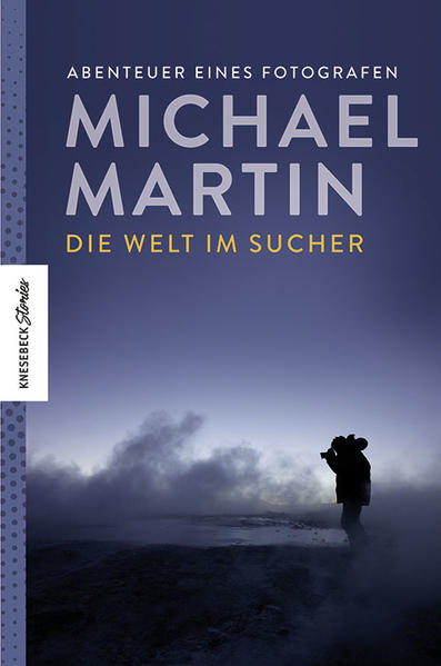 Vom jugendlichen Sterngucker zu einem der renommiertesten Reisefotografen der Welt Als Michael Martin fünfzehn Jahre alt war, hielt er seinen ersten öffentlichen Vortrag. Acht Zuschauer kamen – und bescherten dem jungen Hobbyastronomen das erste selbst verdiente Geld. Seither hat Michael Martin über hundert Länder bereist und füllt längst die großen Säle – die Leidenschaft für das Abenteuer und die Fotografie aber ist geblieben. Wo er als Teenager mit Kamera und Fernrohr nach Sternbildern suchte, in die Alpen radelte und mit dem Mofa nach Marokko fuhr, unternimmt er heute weltweite Expeditionen, welche die Vielfalt der Landschaften auf der Erde zeigen: Wüsten und Eisregionen, Regenwälder, Vulkane, Steppen und Savannen, den Südpazifik und das Nordpolarmeer. Michael Martins sehr persönlicher Rückblick auf 45 Jahre Fotografenleben und eine Welt im Wandel In den über vier Jahrzehnten seiner fotografischen Tätigkeit hat sich viel verändert: vor, in und hinter der Kamera. Vor der Kamera werden die Folgen des ökonomischen Fortschritts und des Klimawandels weltweit immer offensichtlicher, und es fand ein rasanter sozialer und kultureller Wandel statt. Technische Neuerungen in der Kamera – vom rein mechanischen Fotoapparat bis hin zur fliegenden Hightech-Drohne, von empfindlichen Diafilmen zu hochauflösenden Sensoren – forderten Michael Martin immer wieder neu, eröffneten ihm aber auch bis dahin ungeahnte Möglichkeiten. Auch hinter der Kamera stand die Welt nicht still. Für einen Profifotografen ist die Arbeit mit dem Drücken des Auslösers längst nicht getan, denn die Bilder müssen ihren Weg zum Publikum finden. Und auf diesem Weg hat sich ebenfalls einiges geändert. Die Bearbeitung von analogen und digitalen Bildern unterscheidet sich fundamental, aus Diavorträgen wurden Multivisionsshows, Bücher, Kalender und Ausstellungen stehen heute im Wettbewerb zu Instagram. Michael Martins Wissen und Leidenschaft, seine persönlichen Erfahrungen und spannenden Geschichten machen das Buch zu einem Muss für Fotografieliebhaber und Reisende.