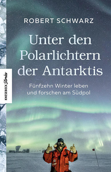 Ein einmaliger Bericht über Leben und Alltag am geografischen Südpol Wenn sich der antarktische Sommer dem Ende entgegenneigt und das letzte Flugzeug abhebt, ist die Besatzung der Amundsen-Scott Südpolstation auf sich gestellt. Was man im Eis über den Weltraum lernt, wie sich -80 "C anfühlen und wieso Vanilleeis nach Kerosin schmeckt, weiß niemand besser als Robert Schwarz, der 13,5 Jahre am geografischen Südpol verbracht hat. In seinem fesselnden und einmaligen Bericht aus der Kältekammer der Erde lässt er uns am Alltag in der Antarktis teilhaben, züchtet Salat und einen Zimmergletscher und lauscht dem Echo des Urknalls und den Schneestürmen unter den Polarlichtern des Südpols. Faszinierende Einblicke in die Forschung auf der Amundsen-Scott-Südpolstation Robert Schwarz nimmt uns mit in die erstaunliche Welt auf einer Forschungsstation in mitten der Antarktis, einem Platz den er „wie auf einem anderen Planeten“ beschreibt. Durch seine Augen lässt er uns teilhaben am Leben fernab aller Zivilisation, in extremer Kälte und sechs Monate dauernden Polarnacht – einem idealen Standort für astronomische und teilchenphysikalische Experimente. Wir begleiten ihn bei seiner täglichen Arbeit an den Teleskopen der Forschungsstation und erfahren, wie die neuesten Erkenntnisse von dort die Astronomie weiterbringen. Entdecken Sie in dieser spannenden Dokumentation zusammen mit Robert Schwarz eine uns unbekannte Welt. Erfahren Sie hautnah, was es heißt, in der Abgeschiedenheit zu leben, was Kameradschaft und Teamwork ausmachen und was Wissenschaft zum Anfassen tatsächlich bedeutet.