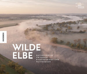 Ein einmaliges Porträt der Elbe und ihrer Landschaften Die Elbe – ein Fluss mit vielen Facetten. Entsprungen als rauschender Gebirgsfluss, bahnt sie sich ihren Weg durch Mittelgebirge und Auwälder und bietet selten gewordenen Arten wie Biber, Fischadler und Hirschkäfer eine Heimat. Kein anderer Strom in Westeuropa ist so naturnah, zeigt so viel biologische Vielfalt und darf sich noch so frei bewegen. Passionierte Fotograf:innen der GDT waren für diesen Bildband über zwei Jahre an der Elbe unterwegs und zeigen in ihren herausragenden und kreativen Bildern die vielen Gesichter und die Schönheit dieses fast 1100 Kilometer langen, einzigartigen Flusses. Die Elbe in ihrer ganzen Vielfalt: Lebensraum für Tiere und Pflanzen Kein anderer großer Fluss in Westeuropa weist eine solche Biotop- und Artenvielfalt auf wie die Elbe. Für diesen außergewöhnlichen Naturbildband folgten die Fotograf:innen der GDT dem Lauf der Elbe von ihrer Quelle im Riesengebirge in Tschechien durch das zerklüftete Elbsandsteingebirge, malerische Auwälder und breite Urstromtäler bis zu ihrer Mündung ins Wattenmeer. Sie begaben sich auf die Spur von Eisvögeln und Seeadlern, entdeckten die seltene Schachbrettblume oder den Schierlings-Wasserfenchel, beobachteten riesige Wattvogelschwärme und stießen auf zahlreiche Amphibien- und Insektenarten. Die Naturvielfalt der Elbe in modernen und kreativen Fotografien Neunundzwanzig Fotograf:innen der GDT waren mit ihren Kameras auf der Suche nach atemberaubenden Naturmotiven. Dieser Bildband zeigt die eindrucksvollen Aufnahmen der Elbe und ihrer direkten Umgebung sowie ihrer vielfältigen Tier- und Pflanzenwelt. Die herausragenden Fotografien dokumentieren auch das Zusammenspiel von Natur und menschlichen Einflüssen. Auf den über 1000 Kilometern von der Quelle im Riesengebirge bis zur Mündung in der Nordsee liegt die Magie der Aufnahmen dabei im Detail und in der Faszination des Verborgenen, in der Begeisterung für die Schönheit der Natur direkt vor der Haustür. Ein beindruckender Bildband für alle, die die Natur lieben und die Elbe von einer neuen Seite entdecken wollen.