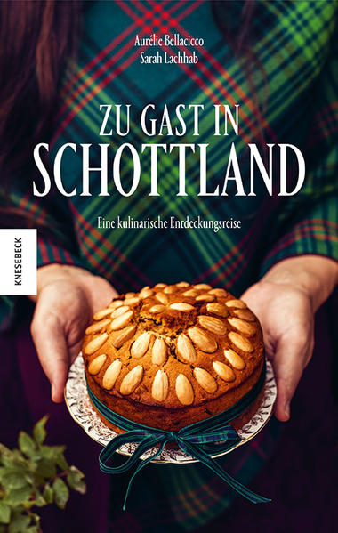 Durch die schottische Küche mit 60 traditionellen und modernen Rezepten Willkommen in der Küche Schottlands! In 60 Rezepten erhalten Sie in diesem einmaligen Kochbuch einen spannenden Einblick in die schottische Speisekammer. Präsentiert werden dabei traditionsreiche Rezepte, Spezialitäten aus den Pubs, alles, was zu einem Afternoon Tea gehört, aber auch fleischlose Varianten traditioneller Gerichte. Neben vielerlei Klassikern wie Shepherd’s Pie, Scones, Fish & Chips und Cranachan kommt auch eine vegane Variante des Haggis auf den Tisch. Abgerundet wird das Schottland-Kochbuch durch interessante Infos über die Essenstraditionen des Landes, zahlreiche Reisetipps sowie Einblicke in die schottische Kultur. Die Aromen Schottlands - weit mehr als Haggis und Whisky Schottischer Whisky ist auf der ganzen Welt bekannt, die schottische Küche dagegen kennen nur wenige. Dabei bietet Schottland nicht nur erstklassige Erzeugnisse, von seinen Meeresfrüchten über Angus-Rind bis hin zum Lanark Blue Cheese, sondern auch einen großen Schatz an kulinarischen Köstlichkeiten. Angefangen bei einem typischen Scottish Breakfast geht es weiter mit Fischspezialitäten, leckeren Eintöpfen, Gratins und Pies mit oder ohne Fleisch. Außerdem widmet sich das Buch vielerlei Nachtischen und süßen Biscuits und stellt typisch schottische Getränke wie Whisky, Ale oder Gin vor. Eine kulinarische Reise durch die Genussregionen Schottlands Darüber hinaus verrät dieser kulinarische Reiseführer viel Wissenswertes über das Erbe der schottischen Speisen. Man lernt die Regionen des Landes kennen und erfährt, welche Feste rund ums Essen gefeiert werden. Zudem wird beleuchtet, was in Schottland angebaut, gefischt und in jahrhundertealter Tradition hergestellt wird. Zahlreiche Reisetipps und Ausschnitte aus der schottischen Kultur liefern dabei tolle Anregungen und komplettieren zusammen mit atmosphärischen Fotos der wilden Highlands und traditionsreicher Dörfer diese stimmungsvolle Entdeckungsreise durch Schottlands Küche. Diese und andere Rezepte erwarten Sie in Zu Gast in Schottland: Brot: Tattie Scones, Crumpets, Hot Cross Buns, Selkirk Bannock Fisch & Meerestiere: Cullen Sink, Scones mit geräuchertem Lachs, Gebratene Jakobsmuscheln mit Pilzen und Whiskysauce Fleisch: Shepherd’s Pie, Eintopf mit Lamm und Wintergemüse, Steak und Ale Pie, Fasanenbrust in Cider Gemüse: Vegetarische Scotch Eggs mit Falafeln, Vegetarischer Cottage Pie, Fenchel-Orangen-Pickles, Veganer Haggis Scones, Biscuits und Desserts: Highland Shortbreads, Cheddar Scones, Gin Lemon Curd, Sticky Toffee Pudding, Cranachan Mit diesem Kochbuch, seinen authentischen Rezepten und den stimmungsvollen Fotos von Land und Leuten tauchen Sie tief ein in die wohlige Wärme und die genussvollen Aromen der schottischen Küche.