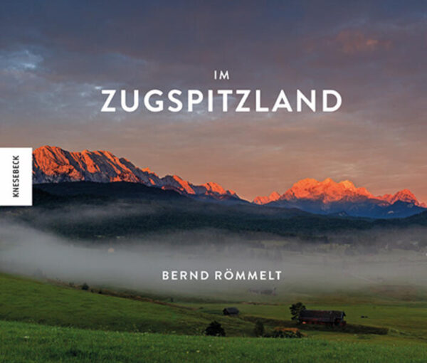 Vom Blauen Land bis zum höchsten Berg Deutschlands: ein einmaliges fotografisches Porträt der Zugspitzregion Es ist eine Landschaft der Kontraste: Hinter dem Blauen Land rund um Murnau mit dem größten Moorgebiet Mitteleuropas schraubt sich das Wettersteingebirge auf fast drei Kilometer Höhe empor. In diesem Alpen-Bildband porträtiert der Naturfotograf Bernd Römmelt diese einzigartige Kombination aus Gebirgs-, Moor-, Wald- und Flusslandschaften, überragt vom höchsten Berg Deutschlands, der Zugspitze. In beeindruckenden Fotografien fängt er die Schönheit dieser unverwechselbaren Gegend ein und stellt uns ganz besondere Bewohner:innen vor, die in der Region verwurzelt sind. Die Zugspitze und ihre Landschaften als Natur- und Lebensraum für Mensch und Tier in modernen und kreativen Fotografien Dieser faszinierende Bildband hält erstmals die gesamte Zugspitzregion in eindrucksvollen Aufnahmen fest. Vom Blauen Land rund um Murnau, über die nördliche Karwendelkette und das Werdenfelser Land, das Estergebirge und das Ammergebirge bis hin zur Zugspitze und dem Wettersteingebirge – Alpenkenner Bernd Römmelt bereiste für diesen Fotoband alle sechs Regionen des Zugspitzlandes. Neben schimmernden Bergseen, nebligen Alpentälern, dampfenden Mooren oder rauschenden Wasserfällen wirft Bernd Römmelt zudem einen Blick auf die Menschen, die tief in der Region verwurzelt sind. So porträtiert er beispielsweise einen traditionellen Lüftlmaler, eine Geigenbauerin, einen Hüttenwirt oder eine Rangerin und lässt uns so an ihrer Arbeit und ihren Geschichten teilhaben. Ein beindruckender Bildband für Naturliebhaber und alle, die die Berge lieben!