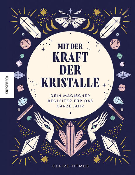 Das Kristallbuch: Die Magie und Heilkraft von Kristallen nutzen Dieser kleine zauberhafte Begleiter ist der ideale Einstieg in die Welt der Kristalle und eignet dich für alle, die sich ein wenig Magie in ihrem Leben wünschen. Entdecken Sie Monat für Monat welche Energien aus verschiedenen Heilsteine gezogen werden können und wie diese sich positiv auf Ihr Leben und Ihr Wohlbefinden auswirken können. So bestärkt beispielsweise die Kraft von Karneol einen im Januar bei den Neujahrsvorsätzen und Sodalith gibt dem Selbstbewusstsein im Juli einen Boost. Dabei lernen Sie außerdem, Kristallenergien zu bündeln und mit Ritualen und der Kraft des Mondes zu verbinden, damit ihre Magie Sie das ganze Jahr über begleitet. Kristallwissen Monat für Monat, um die eigenen Kräfte und Potenziale freizusetzen In diesem Kristallbuch erfahren Sie, wie Sie sich die magischen Eigenschaften der Kristalle ideal zu Nutze machen, indem Sie sie auf wichtige Daten, Jahreszeiten oder den richtigen Monat abstimmen. Außerdem finden sich in diesem magischen Leitfaden für jeden Monat Informationen zum jeweiligen Vollmondnamen und Krafttier, passende Pflanzen, sowie eine Zusammenstellung mystischer Traditionen, besonderer Ereignisse und traditioneller Feste, die die Magie der Natur feiern. Hinzu kommen noch Affirmationen sowie Rituale zur Selbstfürsorge und Meditationen. Abgeschlossen wird das Kristall- Handbuch durch allgemeine Infos zur Arbeit mit Kristallen und Tipps zur richtigen Pflege der Steine sowie einem Exkurs in die Mondphasen. Mystisches Wissen für alle, die sich auf die Natur einstimmen möchten, die Magie der Kristalle in jeder Jahreszeit entdecken und so neue Kräfte aktivieren wollen!