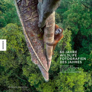 Die besten Fotografien aus den letzten 60 Jahren des Wildlife Photographer of the Year-Awards Zum 60-jährigen Jubiläum des weltweit angesehensten Wettbewerbs für Natur- und Tierfotografie versammelt dieser prachtvolle Natur-Bildband die außergewöhnlichsten der eingereichten und prämierten Fotografien in ihrer Vielfalt an Stilen und Herangehensweisen. Zudem macht der Fotoband die Entwicklung der Naturfotografie in den letzten 60 Jahren nachvollziehbar – von den ersten Handkameras und der Farbfilmrevolution der 1960er Jahre bis hin zu den immer ausgefeilteren Aufnahmen der Gegenwart. Ergänzende Texte würdigen die einzelnen Werke und ordnen sie in die Entwicklungsgeschichte der Fotografie ein. Eine visuelle Geschichte der Naturfotografie Mit mehr als 230 atemberaubenden Fotografien präsentiert dieser einmalige Band eine Sammlung der großartigsten Naturaufnahmen aller Zeiten. Die Bilder fangen intime, weltfremde und ergreifende Naturszenen ein und zeigen die Faszination der Naturfotografie, die Geduld, Instinkt und ein Verständnis für das Verhalten der Tiere erfordert, um die perfekte Aufnahme zu machen. Außerdem enthüllen die Fotografien die atemberaubende Schönheit von Tieren, Pflanzen und Landschaften auf der ganzen Welt und zeigen, wie dringend notwendig es ist, die Natur zu schützen und zu erhalten. Ein einzigartiger Bildband, der die Geschichte der Naturfotografie und deren technische Entwicklung der letzten 60 Jahre beleuchtet. Ein prächtiger Band für alle Naturbegeisterten und Hobby-Fotografen.