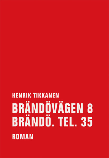 „Brändövägen 8 Brändö. Tel. 35“ - ein Titel, der aus einer finnischen Adresse und einer Telefonnummer besteht, was sagt der schon? Brändö (finn. Kulosaari) ist eine kleine Insel im Stadtgebiet von Helsinki, die 1907 von reichen schwedischsprachigen Kaufmannsfamilien nach dem Vorbild englischer Gartenstädte als Villenvorort angelegt wurde, „für gebildete Schwedisch sprechende Menschen aus gutem Haus und ohne finanzielle Sorgen”, wie es in Henrik Tikkanens Roman heißt. „In echt finnlandschwedischem Geist hatte man sich in einer Festung eingeigelt und die zunehmend unappetitlichere Wirklichkeit ausgesperrt.“ Hier wächst der mit dem Autor identische Ich-Erzähler auf