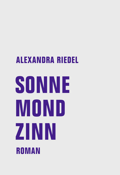 Dinge passieren. Menschen auch. So sagt es jedenfalls Esther Zinn. Dass das Eingeständnis ihrer Existenz, eines unehelichen Kindes, Probleme bereitet, erfährt auch ihr Sohn auf der Beerdigung seines Großvaters, dem Vater seiner Mutter. Alexandra Riedels Debütroman »Sonne, Mond, Zinn« widmet sich einem existentiellen Thema in einer poetischen wie klaren Sprache und macht dabei die Wichtigkeit und Härte des Sujets deutlich: Es geht um die Liebe der Eltern und die Liebe, die Kinder ihren Eltern entgegenbringen. Und um den großen Schmerz, wenn sie fehlt. Die Geschichte um Esther Zinn bewegt sich zwischen Wirklichkeiten und Möglichkeiten, Erinnerungen und Sehnsüchten und führt die Leser und Leserinnen in weite Ferne bis an den äußersten Rand unseres Sonnensystems.