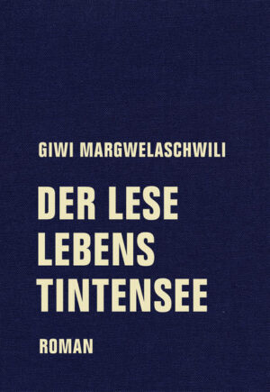 Klappentext Gibt es einen Leselebenstintensee? Das glaubt eine Gruppe von Buchpersonen, die in die Buchberge aufbricht, um den See zu finden. Kann man dort am Buchwelthimmel vielleicht sogar die Nasen spitze des Verfassers sehen, der vornübergebeugt am Schreibtisch sitzt und diese Geschichte gerade schreibt? Im Roman »Der Leselebenstintensee« will die Gruppe unter Anleitung eines Lesers endlich herausfinden, wie sie alle zu ihrem buchweltlichen Leben, ihrer Bibliobiographie kommen. Dabei helfen ihnen Figuren aus dem »Zauberberg« von Thomas Mann, die sich dank ihres speziellen Romanthemas und ihres Aufenthaltes in den Buchweltbergen bereits in buchweltlichen Seinsfragen aus kennen … In diesem nachgelassenen Roman des im März 2020 verstorbenen großen deutsch-georgischen Autors spielt er noch einmal anhand des Lebens von Buchpersonen die großen Schicksalsfragen durch. In einem Nachwort erläutert Jörg Sundermeier die Hintergründe von Margwelaschwilis Werk.