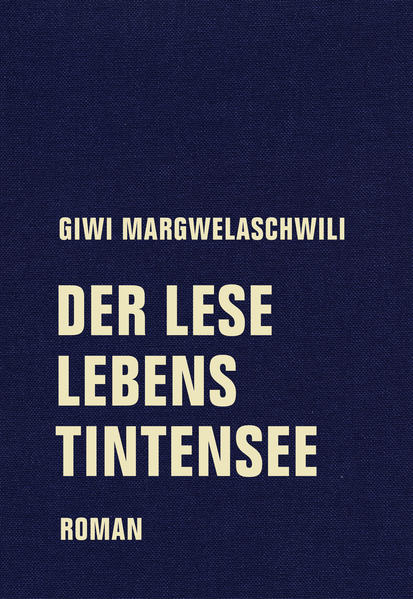 Klappentext Gibt es einen Leselebenstintensee? Das glaubt eine Gruppe von Buchpersonen, die in die Buchberge aufbricht, um den See zu finden. Kann man dort am Buchwelthimmel vielleicht sogar die Nasen spitze des Verfassers sehen, der vornübergebeugt am Schreibtisch sitzt und diese Geschichte gerade schreibt? Im Roman »Der Leselebenstintensee« will die Gruppe unter Anleitung eines Lesers endlich herausfinden, wie sie alle zu ihrem buchweltlichen Leben, ihrer Bibliobiographie kommen. Dabei helfen ihnen Figuren aus dem »Zauberberg« von Thomas Mann, die sich dank ihres speziellen Romanthemas und ihres Aufenthaltes in den Buchweltbergen bereits in buchweltlichen Seinsfragen aus kennen … In diesem nachgelassenen Roman des im März 2020 verstorbenen großen deutsch-georgischen Autors spielt er noch einmal anhand des Lebens von Buchpersonen die großen Schicksalsfragen durch. In einem Nachwort erläutert Jörg Sundermeier die Hintergründe von Margwelaschwilis Werk.