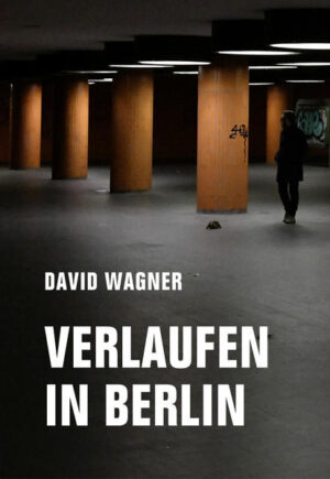 Alle zehn Jahre ein Buch über Berlin. Nach »In Berlin« (2001) und»Welche Farbe hat Berlin« (2011) spaziert David Wagner wieder durch die Stadt: Er flaniert durch Flughäfen und Malls, die Kastanienallee, die Kurfürstenstraße und die Kantstraße hinauf und hinunter, er besichtigt Autobombensperren am Bikinihaus, verliebt sich in brutalistische Bauten und tanzt auf Socken durch Berliner Zimmer. Er unternimmt Wallfahrten durch Gewerbegebiete, hilft nicht bei der Gartenarbeit, singt mit Nonnen der Barfüßigen Karmelitinnen, wandert durch die Pandemie und verläuft sich mit Freundinnen, Freunden, allein oder mit einer Schildkröte. Dabei erinnert er an Barrikaden und lässt Brandwände erzählen, folgt geheimnisvollen blauen Röhren, wartet am Rosenthaler Platz auf Erlösung und blickt in eine dystopische Zukunft, in der die Deutsche Digitale Republik (DDR) das freie Berlin besetzt. »Verlaufen in Berlin« führt kreuz und quer durch die letzten zehn Jahre, David Wagner besingt die Stadt: ihre Straßen und ihre verschwundenen Brachen, ihre Parkanlagen und Parkplätze, ihre Hässlichkeit und ihre Schönheit. Er zeigt, wohin wir uns verlaufen.