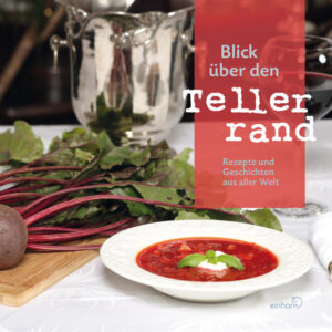 Köchinnen aus aller Welt...öffnen Küche und Herz Der kulinarische »Blick über den Tellerrand« ist ein Geschenk für alle, die gerne kochen, gerne essen und gerne neue Rezepte ausprobieren. Das Kochbuch enthält Rezepte und kurze Portraits der beteiligten Frauen und entführt in fremde Länder. Von Frankreich und Belgien bis in die Türkei und nach Syrien reicht das geografische Spektrum. Gerade in einem neuen Land halten Frauen ihre Familien emotional zusammen. Sie sorgen mit Humor, ihrem Optimismus und nicht zuletzt mit landestypischen Gerichten für das leibliche Wohl und für ein Gefühl der Heimat in der Fremde. Für das internationale Kochbuch öffnen die Gmünderinnen Küche und Herz und lassen teilhaben an der kulinarischen Vielfalt, die sie in das neue Land mitbringen.