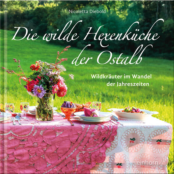 Wer anfängt, Essen in der Natur zu sammeln, verändert gleichzeitig den Blick auf sie, wird aufmerksamer, beobachtet und entdeckt: Die Wiese ist eine Salatschüssel! Die Vorgänge der Natur werden wieder sichtbar und so finden wir Zugang zu ihr und gleichzeitig auch wieder zum wilden Teil in uns. Auf Kräuterrundgängen und Wildkräuterworkshops führt Nicoletta Diebold seit vielen Jahren durch die heimische Kräuterlandschaft der Ostalb. Noch bevor sie richtig laufen konnte, fand sie sich bereits in Wald und Flur wieder, um mit ihren Eltern Nüsse, Beeren, Pilze und Kräuter zu sammeln. Die Faszination ließ sie nie wieder los. Sie erweiterte ihr Wissen Stück für Stück, Kraut um Kraut, über die wertvollen Inhaltsstoffe, mögliche Anwendungen und die kulinarischen Aspekte der regionalen Wildpflanzen zu jeder Jahreszeit. Jetzt hat sie ihre Lieblingsrezepte in einem Buch zusammengestellt.