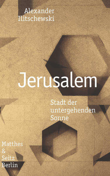 Jerusalem, heilige Stadt und Kampfplatz dreier Religionen, ein unbegreiflicher Ort: Klagemauer, Grabeskirche, Felsendom, Jaffator, Ölberg und steinerne Gassen, in denen die Geschichten ihrer Bewohner jeden Fremden, der sie betritt, in unendliche Verwirrung stürzen. In seinen dichten Reiseaufzeichnungen geht Alexander Ilitschewski der unermesslichen Vielschichtigkeit Jerusalems, der Stadt auf dem Vulkan, auf den Grund. Er lässt sich unmittelbar beeindrucken, beschreibt das Unbegreifliche, die Schönheit und Hässlichkeit dieser Stadt ›expressiv-impressionistisch‹ wie ein Jazzpianist und analysiert mit glasklarer Schärfe die Abgründe der Geschichte, die sich in der Stadt spiegeln und auf Schritt und Tritt fühlbar sind. Mit den Augen dieses ungewöhnlichen, kolossalen Schriftstellers wirft der Leser einen tiefen Blick in einen unbekannten Kosmos.