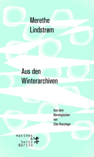 Merethe ist mit ihrer Familie aufs Land gezogen. Hier, am Rand eines Waldes, zwischen endlosen Tagen und Nächten ohne Schlaf, schreibt sie an ihrer Erzählung über Mats, mit dem sie zusammenlebt. Sie erzählt von einer Liebe, die alles in den Schatten stellt. Von der Nähe zu einem Menschen, der nur selten den Wunsch verspürt zu leben. Von der Angst, sich selbst zu verlieren, von der aber noch größeren Bedrohung, den zu verlieren, den sie liebt. Darüber, trotzdem weiterzumachen. Zu leben, zu lieben. Sie will verstehen, und so schreibt sie in immer enger werdenden Kreisen, während die Welt in Kälte und Eis erstarrt. Bis der Winter langsam dem Frühling weicht. Aus den Winterarchiven ist ein sehr eindringlicher, sehr persönlicher Roman. In glasklaren Bildern beschreibt Merethe Lindstrøm das Leben zweier Menschen, die sich in einer existenziellen Not und Hilflosigkeit gegenüber dem Leben befinden.