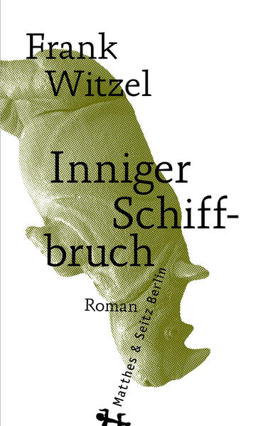 Die Beschäftigung mit dem Nachlass seines verstorbenen Vaters ruft im Erzähler von Frank Witzels autobiografischem Roman Erinnerungen an eine Kindheit wach, in der das Fernsehen den Vorabend erfindet. Eine Kindheit voller Disziplinierungsmaßnahmen wie Hausarrest, Tonband- und Fernsehverbot, in der die Eltern ihrem Kind unwissentlich den Schrecken der einst selbst erlittenen Trennung als unentwegte Drohung weitergeben. Eine Kindheit, in der ein Sonntag klar strukturiert, die Kittelschürze für die Hausfrau unabdingbar und die von Erwachsenen erdachte Mondfahrt Peterchens ein Horrorszenario ist wie das der Mainzer Fastnacht. Wie sehr sich das individuell Erlebte und kollektiv Erfahrene gegenseitig durchdringen, zeigt sich, wenn Witzel gerade nicht die inszenierten Bilder aus dem Familienalbum »Unser Kind«, sondern vielmehr die ausgesonderten Aufnahmen mit der Frage zur Hand nimmt, ob nicht sie es sind, die Auskunft darüber geben können, wie etwas wirklich gewesen ist. Im unentwegten Zweifel am Wahrheitsgehalt der eigenen Erinnerungen zeigt sich Frank Witzel einmal mehr als ein so nahbarer wie begnadeter Erzähler, dem es gelingt, über das Persönliche die Verfasstheit einer Nachkriegsgesellschaft in der neuen BRD zu erfassen.