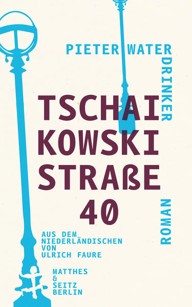 »Gott unser Vater, der Schöpfer, der seinen einzigen Sohn auf die Erde entsandt hat, um uns zu erretten, ist in großer Not.« So spricht ein Mann, der im Oktober 1988 plötzlich auf der Türschwelle des jungen Juristen Pieter Waterdrinker auftaucht und diesem sogleich ein höchst fragwürdiges Jobangebot unterbreitet: 7 000 Bibeln sollen ins sowjetische Leningrad geschmuggelt werden. Was sich anhört wie der Beginn eines absurden Spionageromans, ist in Wirklichkeit Auftakt zu einem abenteuerlichen Leben zwischen Ost und West. Waterdrinker nimmt den Auftrag an - und ist plötzlich mittendrin in der dubiosen Geschäftswelt der späten Sowjetunion. Nach deren Zusammenbruch und seiner persönlichen Pleite wird er in der Russischen Föderation Korrespondent der größten niederländischen Tageszeitung. Wie passend, ist doch die Tschaikowskistraße, wo Waterdrinker noch immer mit seiner Frau Julia und seinen Katzen wohnt, ein Epizentrum der russischen Geschichte. Dort lebten nicht nur der Wunderheiler Rasputin und die Geliebte des Zaren Nikolaus II., die Straße war auch einer der bedeutendsten Schauplätze der Oktoberrevolution. Mühelos verwebt Waterdrinker die Geschichte Russlands mit seiner eigenen, lässt Vergangenes und Gegenwärtiges ineinanderfließen, denn er weiß: Die Geschichte wiederholt sich nicht, sie reimt sich.