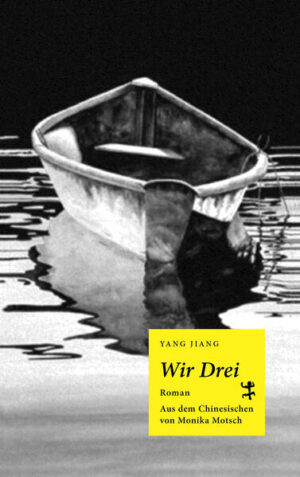 Der autobiografische Roman Wir Drei ist die tief bewegende Geschichte einer Liebe über alle gesellschaftlichen und politischen Umbrüche hinweg, es ist die Geschichte des chinesischen 20. Jahrhunderts, erzählt am Beispiel einer ungewöhnlichen Gelehrtenfamilie. Virtuos und eindringlich schildert Yang Jiang im ersten Teil dieses Meisterwerks, in dem asiatische und westliche Erzähltraditionen eine singuläre Verbindung eingehen, die Schmerzenszeit des Verlustes der einzigen Tochter und des geliebten Ehemanns. In Träumen und Geisterbegegnungen erweckt sie die traumatische Zeit der Krankheit der beiden Nächsten zum Leben. So überwindet sie die Trauer um Yuanyuan und Zhongshu, und findet zu neuer Kraft. Durch dieses von Geistern und Schmerzen bewachte Höllentor betritt der Leser in einem zweiten Teil einen Raum der Erinnerung, in dem Yang Jiang nüchtern von ihrer Familiengeschichte berichtet. Sie erzählt von der ersten Studienzeit in den frühen Dreißigerjahren, der Heirat mit Zhongshu, der glücklichen Zeit in Zweisamkeit an den Universitäten von Oxford und Paris 1935 bis 1938, der Geburt der gemeinsamen Tochter und der Rückkehr nach China. Der Leser erlebt mit Yang Jiang die ersten Erfolge der drei Gelehrten und bald darauf die Leiden der Intellektuellen in der Zeit der Kulturrevolution, die sie nur überstehen, indem sie sich gegenseitig Halt bieten. Als sie und das Land wieder zur Ruhe finden, endet die gemeinsame Geschichte durch den Tod der beiden Liebsten.