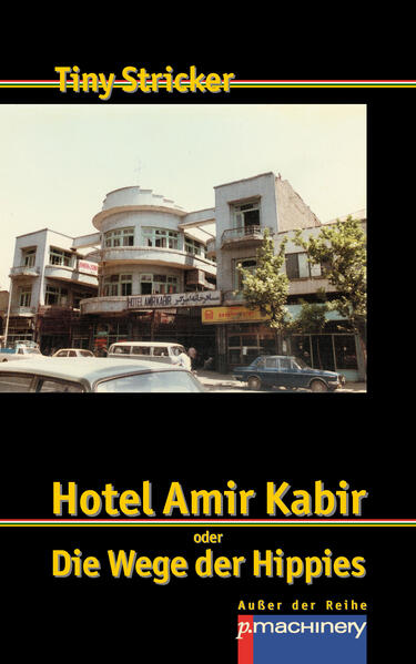 Ein Hotel in Teheran in den Jahren 68/69 mit seinen Bewohnern bildet das innere Zentrum dieses Buchs. Das Hotel ist eine Zwischenstation auf dem »hippie trail«, ein Transit, und gleichzeitig ein Schnittpunkt von Ost und West und ein Sammelpunkt der Hoffnungen und Erwartungen, die die Reisenden in beide Richtungen in sich tragen. Der Protagonist ist ebenfalls auf der Indien-Route unterwegs, im Hotel in Teheran findet er Zuflucht, geht in der internationalen Gemeinschaft dort auf. Aber man nimmt auch an seinem Umherziehen teil, eigentlich erlebt man den ganzen »Trail« zusammen mit ihm. Denn das Buch ist nicht zuletzt ein Coming-of-Age-Roman, erzählt von einem, der ausbricht und seinen eigenen Weg sucht. Tiny Stricker hat die Aufbruchstimmung Ende der Sechziger- und Anfang der Siebzigerjahre schon mehrfach dargestellt, in Werken wie »Ein Mercedes für Täbris«, »Unterwegs nach Essaouira« und »London, Pop und frühe Liebe«. »Der Sound einer neuen Zeit« - Antje Weber, SZ Titelbild von: Mike Wright