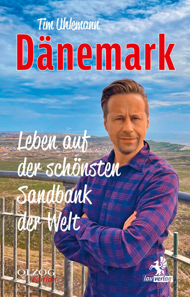 Lakonisch beobachtend, dabei nie anmaßend, flaniert Tim Uhlemann virtuos und gut gelaunt durch die bunte dänische Welt und knüpft dabei nahtlos an den Vorgänger »Dänemark - Gekommen, um zu bleiben« an. Tim Uhlemann, seit mittlerweile über 13 Jahren in Dänemark zu Hause, erzählt kenntnisreich von den Vorzügen einer kleinen, stolzen Nation. Er weiß, was die Seele des Dänen bewegt, und nimmt Sie mit auf das magische Bornholm, auf die stolzen Färöer-Inseln und verrät, warum Dänemark eine Krimination ist und was es mit der Indfødsretsprøven auf sich hat. Mit viel Witz, einer guten Portion Selbstironie, aber auch der nötigen Ernsthaftigkeit erzählt der Autor von seiner außergewöhnlichen, inspirierenden Reise. Bei allem bleibt die unerschütterliche Liebe zum einzig Wahren: Dänemark. Klare Kante, ohne dass sein Schreibstil dabei an Leichtigkeit eingebüßt hätte. Klarer, unverstellter Blick auf die aktuelle Dänemarklage. Erfahren Sie, warum Lesungen mit Tim Uhlemann zum Spektakel werden. Geringste Zuschauerzahl: 20. Höchste Zuschauerzahl: 20. Dolce Vita des Nordens, lassen Sie sich von der Exotik der Dänen verzaubern und begleiten Sie den Autor auf diese kleine Reise in das Leben und die Welt von inspirierenden Dänen. Am Ende bleibt die Erkenntnis: Eine Auswanderung ist wie eine nie enden wollende Reise. Leben auf der schönsten Sandbank der Welt. Showdown inklusive! Mit einem eingeschmuggelten Vorwort von Brian ­Bojsen.