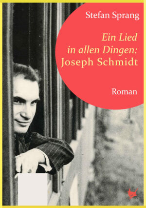 Sein Leben war selbst wie eine große tragische Oper. Der jüdische Tenor Joseph Schmidt wird Ende der 1920er Jahre zum Radiostar und Liebling des Publikums, nicht nur in Deutschland. Ob als Opernsänger, Schlagergott oder Filmheld, er hat weltweit Erfolg - und viele Liebschaften und Affären. Als die Nazis die Macht übernehmen, unterschätzt Schmidt die Gefahr für sein Leben. Statt sich rechtzeitig in die USA abzusetzen, beginnt er eine Flucht durch Europa, die in der Schweiz tragisch endet. Stefan Sprang (hr) erzählt in atmosphärisch dichten Szenen und mit einem musikalisch-poetischen Sound einen Roman über das menschliche Schicksal. Eine Hymne an den Künstler, der mit Leidenschaft Welterfolge gesungen hat wie "Ein Lied geht um die Welt", "Heut´ ist der schönste Tag in meinem Leben" oder "Ein Stern fällt vom Himmel".