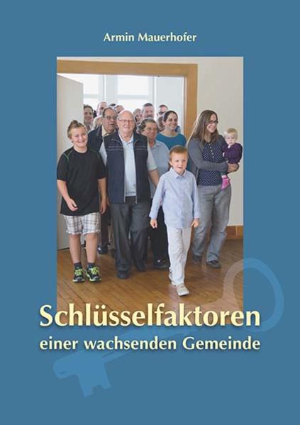 Unsere Zeit des Pluralismus und Individualismus bietet Freikirchen und Kirchgemeinden enorme Chancen, missionarisch etwas zu bewegen. In diesem Buch lässt Sie Armin Mauerhofer teilhaben an neun Schlüsselfaktoren. Die Fülle von praktischen Tipps regt an, die Ideen im eigenen Umfeld umzusetzen. Aus dem Inhalt: Wichtig sind zunächst das Ernstnehmen der Bibel als Gottes Wort und eine verbindliche Gemeindezugehörigkeit. Dann geht Mauerhofer auf die Struktur der Gemeindeleitung ein: Als Unterstützung der Ältesten betreuen die Diakone die beiden Bereiche Hauskreisarbeit und Arbeitsteams (Sonntagsschul-Team, Jungschar-Team, usw.). Nur wenn sich auf diese Weise alle Gemeindeglieder seelsorgerlich betreut und gebraucht fühlen, kann die Gemeinde wachsen. Mauerhofer gibt viele Hilfen für den Dienst des Pastors und für die Ausrichtung der Predigt. Großes Gewicht legt er auf die Integration der nachwachsenden Generation und der zielgerichteten Anleitung der Mitarbeitenden. Ausführungen über die vielfältigen evangelistischen Möglichkeiten und den hohen Stellenwert des Gebets runden das Werk ab. Armin Mauerhofer schöpft aus der reichen Erfahrung seiner eigenen Gemeindetätigkeit als Pastor, und aus den Erfahrungen von ca. 200 weiteren Gemeinden, in die er Einsicht erhalten hat. Lassen Sie sich anstecken von seiner Begeisterung! Diese Tipps regen geradewegs zur Umsetzung an.