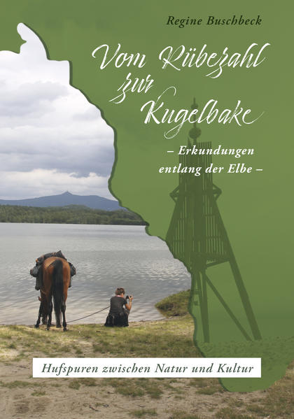 Wanderungen auf grünen Wegen am blauen Band Das Wasser der Elbe springt von den Höhen des Riesengebirges in das Böhmischen Becken und durchströmt reizende Gebirgsformationen. Danach gleitet es in das norddeutsche Tiefland, um im eiszeitlichen Urstromtal der Nordsee zuzufließen. Regine Buschbeck reiste in mehreren Etappen mit bepacktem Reitpferd durch Tschechien und Deutschland, bis sie durch das Watt reitend die Insel Neuwerk erreichte. Sie erzählt und recherchiert über die Landschaften. Das langsame Reisen eröffnet im Spiegel der Naturräume und Besiedlungen Menschheitsgeschichte. Kein anderes Tier hat darin so nachhaltig mitgewirkt: Sie gesteht dem Pferd die Rolle eines lebendigen Vermittlers zwischen Natur und Kultur zu. Einerseits lehrt das Tier Natürlichkeit und Instinkt. Andererseits regt das in seiner Art hochkultivierte Wesen höchst feinsinnig zum Reflektieren an.