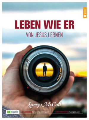 Woran erkennt man eigentlich einen Nachfolger Jesu? An seiner besonderen Kleidung oder seiner veralteten Sprache? Die Bibel nennt zwei Erkennungszeichen: den Gehorsam gegenüber Jesus und ein Leben in seinen Fußspuren. In diesem Kurs studieren Sie den Charakter Jesu, wie er ihn in seinem Leben auf der Erde gezeigt hat. Sie lernen, was es bedeutet, seine Charakterzüge widerzuspiegeln und zu leben wie er. Lernen Sie von seiner Sanftmut, seinem Vergeben und Dienen, von seinem Beten und seiner Freude etc. Machen Sie diesen Kurs allein oder in einer Gruppe. Junge Gläubige und auch reife Christen werden (neu) ermutigt, den Fußspuren Jesu nachzufolgen. Nicht weniger als das ist Maßstab und Ziel für unser Leben als Christ.