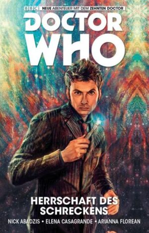 NEUE ABENTEUER MIT DEM ZEHNTEN DOCTOR! Doctor Who: Er ist viele Hundert Jahre alt, wechselt ab und zu den Körper und ist der Titelheld von Großbritanniens beliebtester Science- Fiction- Serie. Sein Raumschiff, die TARDIS, sieht aus wie eine blaue Telefonzelle, ist innen jedoch wesentlich größer als außen. Mit ihr reist der Doctor durch Raum und Zeit, auf der Suche nach Abenteuern und den Wundern des Universums. Und da es keinen Spaß macht, die allein zu entdecken, lädt der Timelord vom Planeten Gallifrey immer wieder Menschen ein, ihn auf seinen Reisen zu begleiten. Doch das Universum steckt nicht nur voller Wunder, sondern auch voller Gefahren, in die der Doctor und seine Begleiter gern einmal hineinstolpern. Eine davon lauert im New York der Gegenwart. Dort wird eine junge Mexikanerin namens Gabriella auf einmal von unheimlichen Gestalten bedroht. Der Doctor stellt schon bald fest, dass nicht nur Gabriella in Gefahr ist, sondern die gesamte Menschheit.