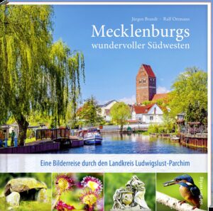 Vom Sternberger Seenland bis ins großherzogliche Ludwigslust Der Westen Mecklenburg-Vorpommerns bietet außerordentlich reizvolle und abwechslungsreiche Naturräume, darunter die Schaalsee-Region, die Lewitz, oder das Elbe-Tal - Lebensräume für ein vielfältiges Artenspektrum von Flora und Fauna. Darin eingebettet warten kleine Städte mit mittelalterlichem Ortskern und liebliche Dörfer auf ihre Besucher. Es gibt archäologische Denkmäler, Schlösser, Burgen, Gutshäuser, Klöster sowie große und kleine Kirchen zu erkunden. Die Autoren und Fotografen Jürgen Brandt und Ralf Ottmann laden auf eine Entdeckungsreise in ihre Heimat Südwestmecklenburg ein, ein Streifzug, der selbst Einheimische überraschen und erfreuen wird. Über 200 farbige Fotografien Festeinband mit 136 Seiten Flora & Fauna, Städte & Dörfer, Denkmäler & Schlösser Für Einheimische und Besucher der Region Folgen Sie den Autoren und Fotografen auf einer abwechslungsreichen Fotoreise durch Mecklenburgs wundervollen Südwesten!