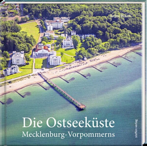 Eine Liebeserklärung an Inselidylle und Hansestadtflair Für die einen bedeutet die Ostseeküste reetgedeckte Fischerdörfchen, kilometerlange Sandstrände oder imposante Kreidefelsen, andere verbinden mit ihr geschichtsträchtige Backsteinstädte, Häfen und Ankerbuchten. Es muss die unglaubliche Vielseitigkeit der Ostseeküste Mecklenburg-Vorpommerns sein, die Jung wie Alt fasziniert. Unter den Begeisterten ist Fotograf Jürgen Brandt, der in seinem neuen Bildband mit fesselnden Luftbildaufnahmen von Hanse­städten wie Wismar und Stralsund aufwartet, mit Bildern von Naturparadiesen wie die Vorpommersche Boddenlandschaft oder mit Detailfotos von Hühnergöttern bis Bernstein. Das Buch ist eine Einladung, die Ostseeküste zu entdecken oder sich beseelt an vergangene Besuche zu erinnern.