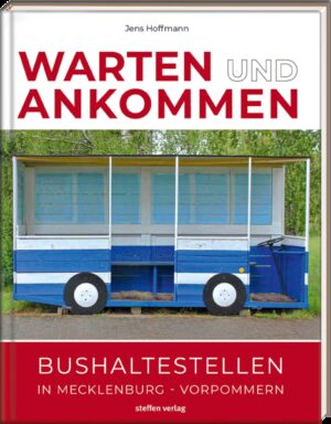 Jens Hoffmann hat drei Jahre lang auf der Suche nach besonderen Bushaltestellen Mecklenburg-Vorpommern bereist. Das Buch „Warten & Ankommen. Bushaltestellen in Mecklenburg-Vorpommern“ erscheint in zwei Ausgaben: einmal als normale Ausgabe im Format 16 x 20,5 cm und einmal als limitierte, handsignierte Ausgabe im Format 22 x 28 cm.