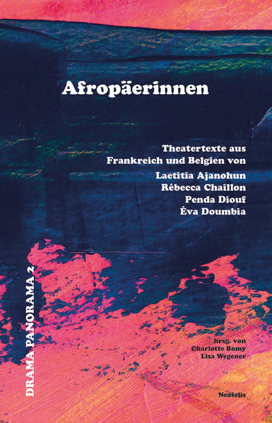 In den letzten Jahren hat sich in Frankreich und Belgien eine neue Generation von Dramatikerinnen herausgebildet: Laetitia Ajanohun, Rébecca Chaillon, Penda Diouf und Éva Doumbia stehen exemplarisch für vielseitige Künstlerinnen, die oft auch als Prosaautorinnen, Schauspielerinnen und Regisseurinnen arbeiten und sich dem Aktivismus verschrieben haben. Diese zeitgenössischen Theaterautorinnen verbindet die Suche nach einer neuen Schwarzen Identität und Geschichtsschreibung in Europa, die den Blick auf die Auswirkungen eines jahrhundertealten kolonialen Erbes lenkt und das Selbstbewusstsein afrikanischer Künstler*innen in der Diaspora stärkt. Der zweite Band der Reihe Drama Panorama - Neue internationale Theatertexte ist diesen vier Künstlerinnen gewidmet, die in ihren Theatertexten und Performances ein starkes Bild der strukturellen Unterdrückung Schwarzer Menschen in Frankreich und Belgien zeichnen. In ihren Erzählungen von rassistischer Diskriminierung, kolonialen Kontinuitäten in den mehrheitlich weißen Gesellschaften Europas, Polizeigewalt und sexualisierten Zuschreibungen schlagen sie den Bogen von persönlicher Erfahrung und Intimität zu frappierend universellen Motiven. Mit großer Lust an der Dekonstruktion widmen sie sich Schwarzen Identitäten und afrofeministischen Positionen. Als Ausgangspunkt für den Sammelband dienten den Herausgeberinnen Charlotte Bomy und Lisa Wegener vier Texte, die 2020 im Rahmen der Veranstaltungsreihe Afropéennes - Afropäerinnen in szenischen Lesungen und Performances in Berlin präsentiert wurden: LOVE IS IN THE HAIR von Laetitia Ajanohun (Übersetzung: Yvonne Griesel), Trink mich - solange ich heiß bin von Rébecca Chaillon (Übersetzung: Lisa Wegener), Die große Bärin von Penda Diouf (Übersetzung: Yasmine Salimi) und Drissa von Éva Doumbia (Übersetzung: Akilah Silke Güç).