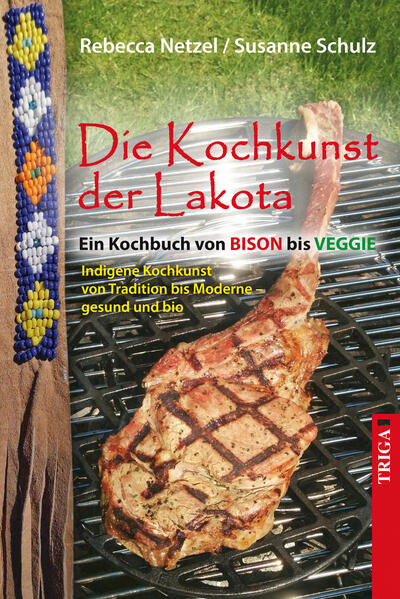 Wie schmecken die Rezepte der Prärie? Die Würze von Wild und Wildgemüse, Kräutern und Wurzeln? Was davon lässt sich hierzulande nachkochen? Und wie haben sich die Rezepte der Lakota und anderer Native Americans seit Ankunft der europäischen Siedler verändert? Wie kreativ sind sie mit neuen Zutaten umgegangen, ohne dabei ihre Traditionen zu vergessen? Die Lakota und andere Natives haben viele alte Rezepte bewahrt, wie das berühmte Pemmican. Eines ist garantiert: das ursprüngliche Geschmacks-Erlebnis! Ob Bison-Steak oder Bio-Weiderind, ob Veggie-Suppen oder Wildbeeren-Kompott … Die Rezepte laden ein zum Ausprobieren und Experimentieren. Wer Rezepte und Zutaten für den hiesigen Gaumen anpassen möchte, für den finden sich hier zahlreiche Tipps für ersatzweise verwendbare Zutaten. Abgerundet und »gewürzt« wird dieses besondere Kochbuch mit einem Mini-Wörterbuch plus Blitz-Grammatik rund ums Kulinarische - auch da: häppchenweise Lakota!